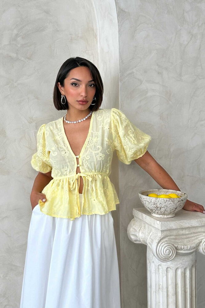 D 2820 ÖNDEN BAĞLAMALI NAKIŞLI VUAL BLUZ - SARI