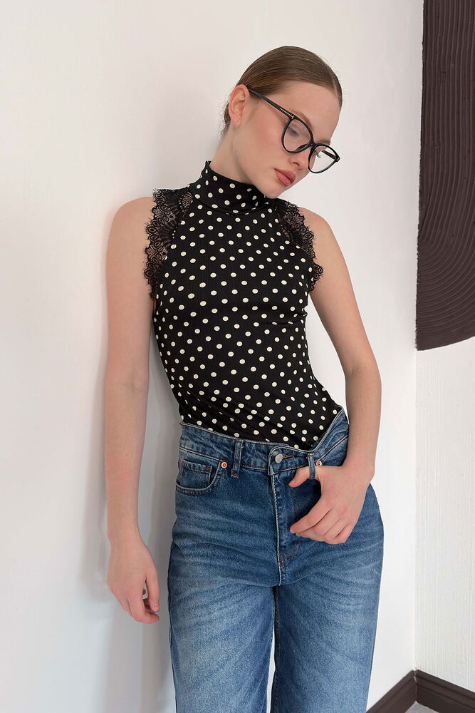 D 3014 PUANTİYELİ BALIKCI YAKA SIFIR KOL DANTEL DETAYLI BLUZ - SİYAH