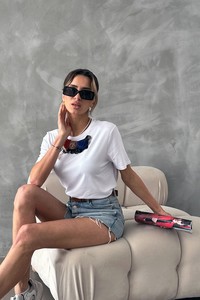 Topshow Beyaz Gül Detaylı Toptan Tişört #1