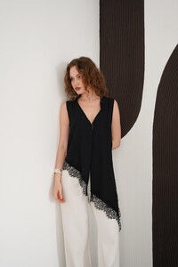 Sıfır Kol Toptan Etek Ucu Dantel V Yaka Toptan Bluz - Siyah | D2993 - Topshow