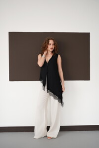 Sıfır Kol Toptan Etek Ucu Dantel V Yaka Toptan Bluz - Siyah | D2993 - Topshow #3