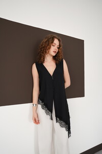 Sıfır Kol Toptan Etek Ucu Dantel V Yaka Toptan Bluz - Siyah | D2993 - Topshow #2