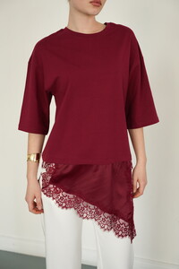 D 2942 DANTEL VE SATEN DETAYLI ASİMETRİK TİŞÖRT - BORDO #4