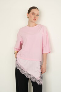 D 2942 DANTEL VE SATEN DETAYLI ASİMETRİK TİŞÖRT - PEMBE
