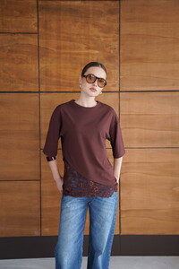 D 2953 DANTEL DETAYLI ASİMETRİK TİŞÖRT - KAHVE #4