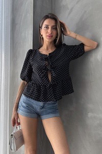 Topshow Siyah Beyaz Önden Bağlamalı Puantiyeli Toptan Bluz #1