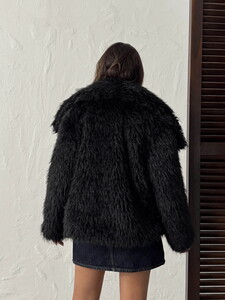 Yapay Kürk Kadın Toptan Mont – Kabarık Yumuşak Dokulu Kışlık Şık Dış Giyim  - SİYAH #5