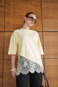 D 2953 DANTEL DETAYLI ASİMETRİK TİŞÖRT - SARI #2