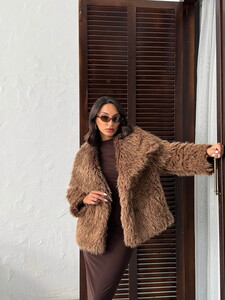 Yapay Kürk Kadın Toptan Mont – Kabarık Yumuşak Dokulu Kışlık Şık Dış Giyim  - AÇIK KAHVE #2