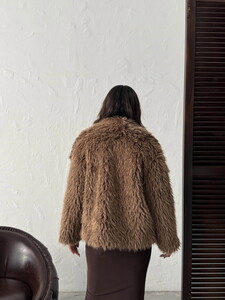 Yapay Kürk Kadın Toptan Mont – Kabarık Yumuşak Dokulu Kışlık Şık Dış Giyim  - AÇIK KAHVE #4