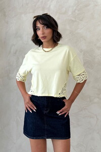 D 2705 Dantel Detaylı Crop Tişört - SARI #1