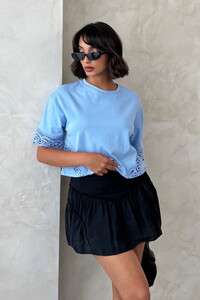 D 2705 Dantel Detaylı Crop Tişört - MAVİ