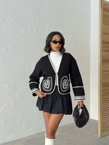 Short Black Jacket with Embroidered and Lace Detail in Thick Fabric | Topshow #3