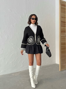 Short Black Jacket with Embroidered and Lace Detail in Thick Fabric | Topshow #2