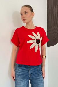 D 2910 ÇİÇEK DETAYLI TİŞÖRT - KIRMIZI