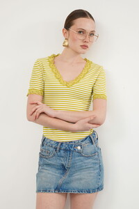 D 3006  YAKA VE  KOL UCU GÜPÜR V YAKA T SHIRT - YAĞ YEŞİLİ