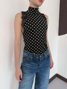 D 3014 PUANTİYELİ BALIKCI YAKA SIFIR KOL DANTEL DETAYLI BLUZ - SİYAH #4