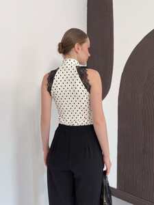 D 3014 PUANTİYELİ BALIKCI YAKA SIFIR KOL DANTEL DETAYLI BLUZ - KREM #5