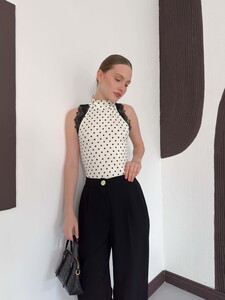 D 3014 PUANTİYELİ BALIKCI YAKA SIFIR KOL DANTEL DETAYLI BLUZ - KREM #2