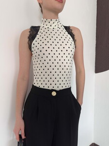 D 3014 PUANTİYELİ BALIKCI YAKA SIFIR KOL DANTEL DETAYLI BLUZ - KREM #4