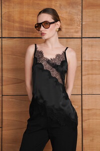 Dantel Detaylı Asimetrik Saten Askılı Buluz - Siyah | D2957 - Topshow #1