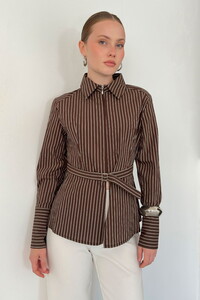 F 2119 ÇİZGİLİ PEPLUM ÖNDEN YIRTMAÇLI FERMUARLI GÖMLEK - KAHVE