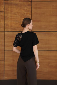 D2964 DANTEL DETAYLI ETEK UCU V DİKİM T SHIRT - SİYAH #4