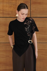 D2964 DANTEL DETAYLI ETEK UCU V DİKİM T SHIRT - SİYAH