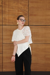 D2964 DANTEL DETAYLI ETEK UCU V DİKİM T SHIRT - KREM #2