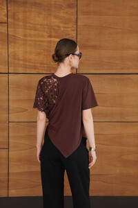 D2964 DANTEL DETAYLI ETEK UCU V DİKİM T SHIRT - KAHVE #5