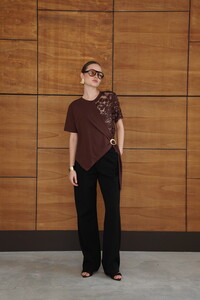 D2964 DANTEL DETAYLI ETEK UCU V DİKİM T SHIRT - KAHVE #3