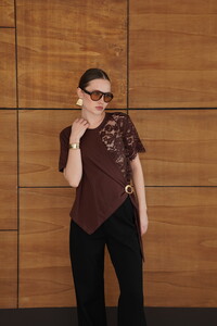 D2964 DANTEL DETAYLI ETEK UCU V DİKİM T SHIRT - KAHVE #2